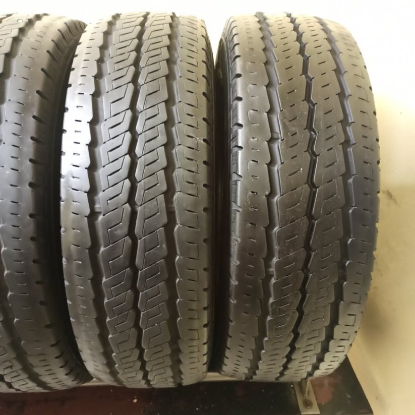 Continental 225/75 R16CP 116R 2x 8mm a 2x 6,5mm (Bazarové)