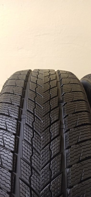 Davanti Wintoura SUV (XL) 235/55 R19 105V 8,5 mm (Bazarové)