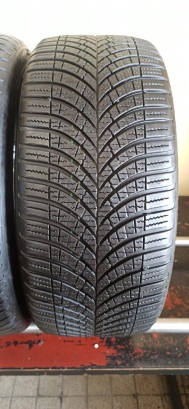 Goodyear 215/40 R18 89W 1x6,5-7,5mm 1x5,5-6mm (Použité)