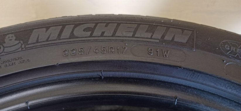 Michelin 225/45 R17 91W 1x4-5mm 1x3,5-4mm (Bazarové)