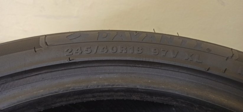Davanti Wintoura+ XL 245/40 R18 97V 8,5 mm (Bazarové)