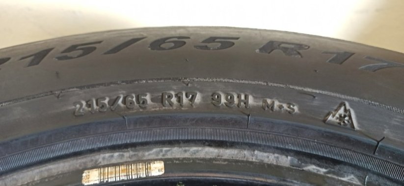 Pirelli 215/65 R17 99H 6-6,5mm (Bazarové)