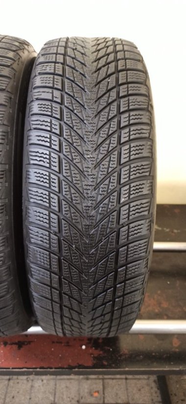 Goodyear UltraGrip 205/60 R16 92H 4,5 - 5 mm (Bazarové)