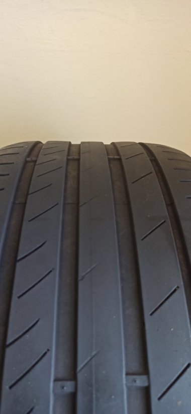 Kumho Eesta PS71 275/35 R20 102Y 3,5 - 5 mm (Použité)