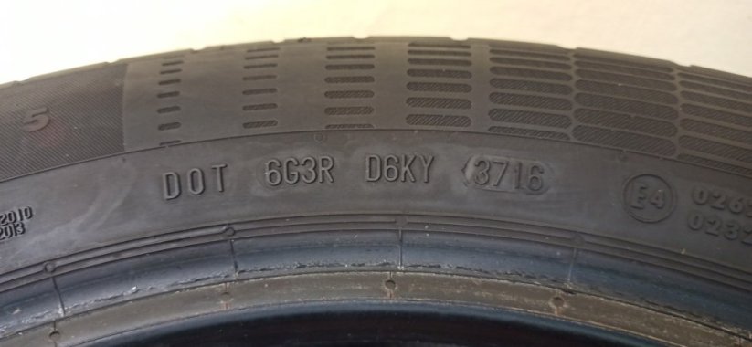 Continental 215/55 R17 94V 4,5mm (Bazarové)