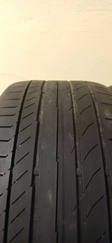 Continental (Runflat) 255/40 R18 95Y 4-5mm (Použité)