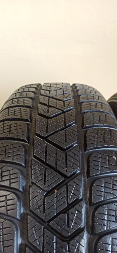 Pirelli 215/65 R17 99H 6-6,5mm (Bazarové)
