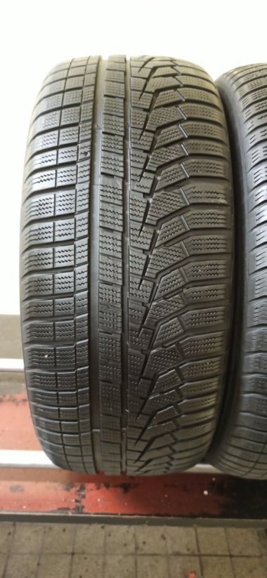 Hankook Winter icept evo 255/50 R19 107V 5,5-6,5mm (Bazarové)
