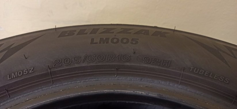 Bridgestone Blizzak 205/60 R16 92H 4,5 - 5 mm (Bazarové)