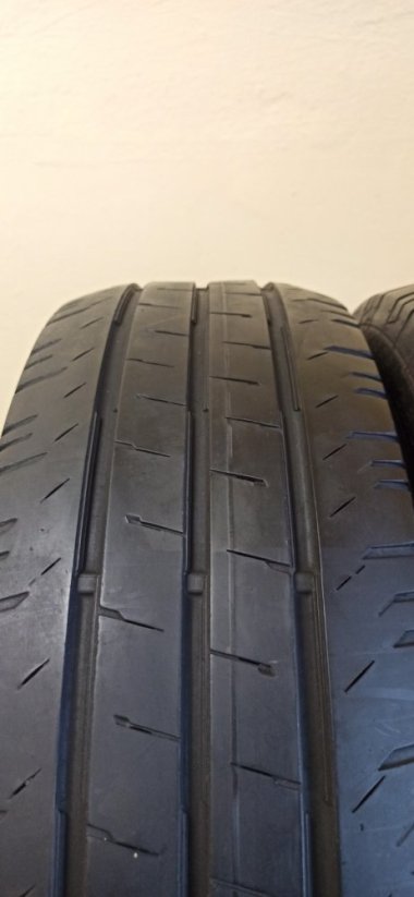 Continental 215/60 R17C 109/107T 104H 5,5mm+ (Bazarové)