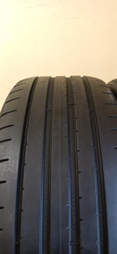 GOODYEAR 235/45 R19 99H 3,5-4,5mm (Bazarové)