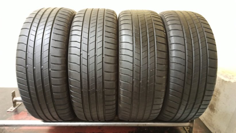 Bridgestone 215/55 R17 94V 2x4,5-5mm 2x3,5-4mm (Použité)