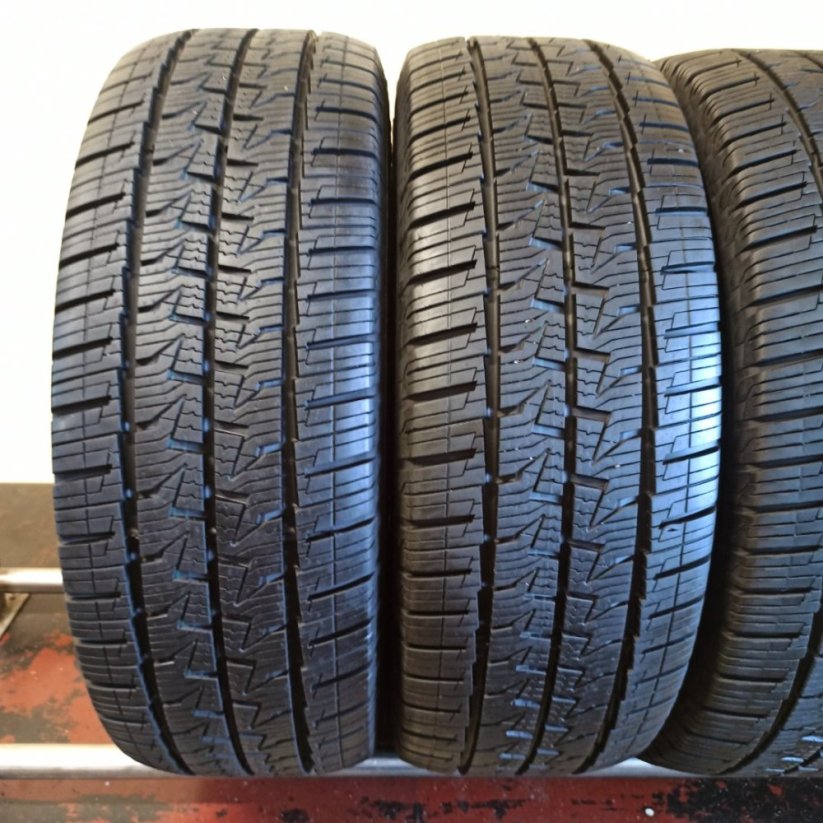Continental 4Season 235/65/16C 115/113R 7-8mm (Použité)