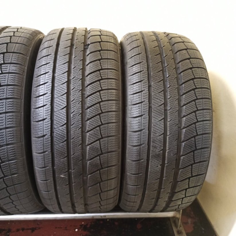 Davanti Wintoura+ XL 235/45 R18 98V 7,5 - 8,5 mm (Použité)