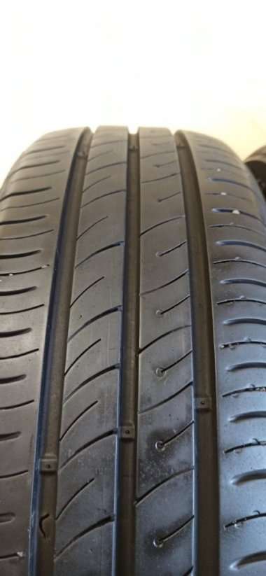 Kumho 185/60 R15 84H 2x6,5mm; 2x4,5-5mm (Bazarové)