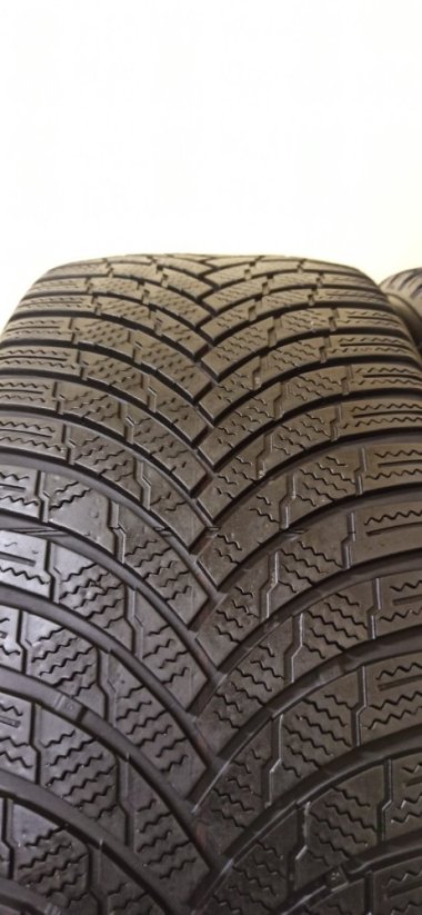 Firestone Winterhawk 4 225/45 R18 95V 5,5 mm (Bazarové)