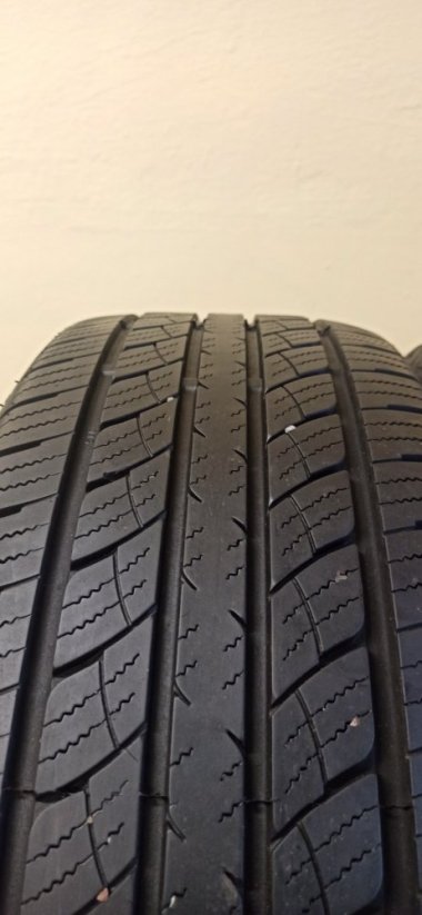 Goodride 235/55 R18 100V 1x6,5mm 1x5,5mm (Bazarové)