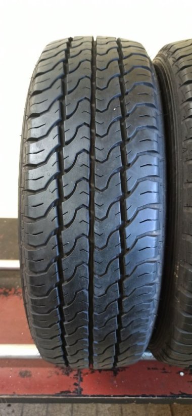 Dunlop econodrive 205/65 R16C 107/105T 7,5 - 8 mm (Bazarové)