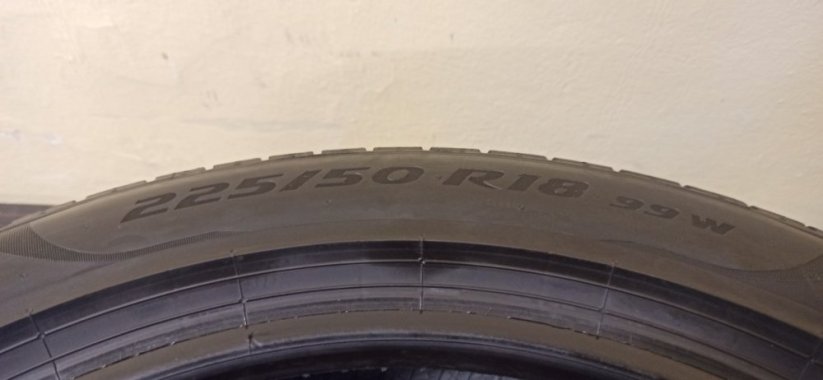 Pirelli P Zero 225/50 R18 99W 2x5,5mm, 2x 4,5-5mm (Bazarové)
