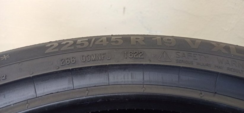 Semperit 225/45 R19 96V 8mm (Bazarové)
