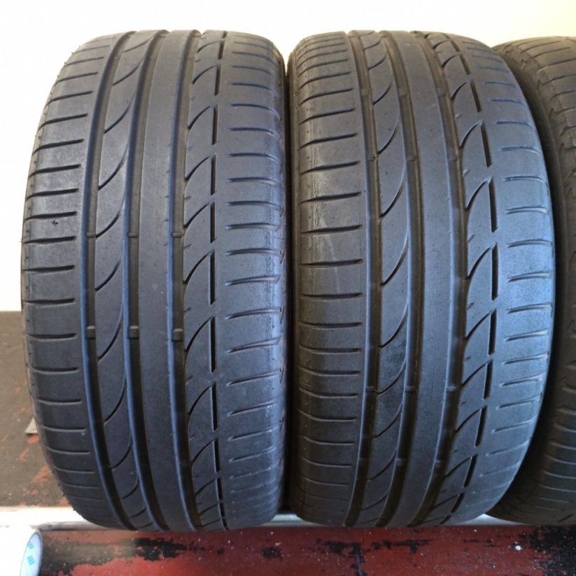 Bridgestone 235/40 R19 96Y 2x 4,5-5,5 a 2x 3,5-4mm (Použité)