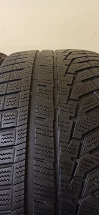 Hankook Winter icept evo2 245/40 R18 97V 3,5-4,5mm (Bazarové)